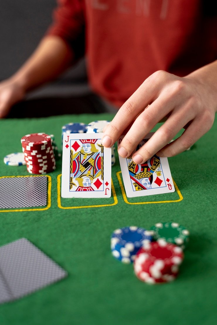 Antarmuka aplikasi udintogel menampilkan tab sportsbook Thomas Cup dan meja live-dealer blackjack di bawahnya